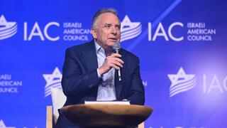 סטיב וויטקוף בכנס ה-IAC במיאמי 