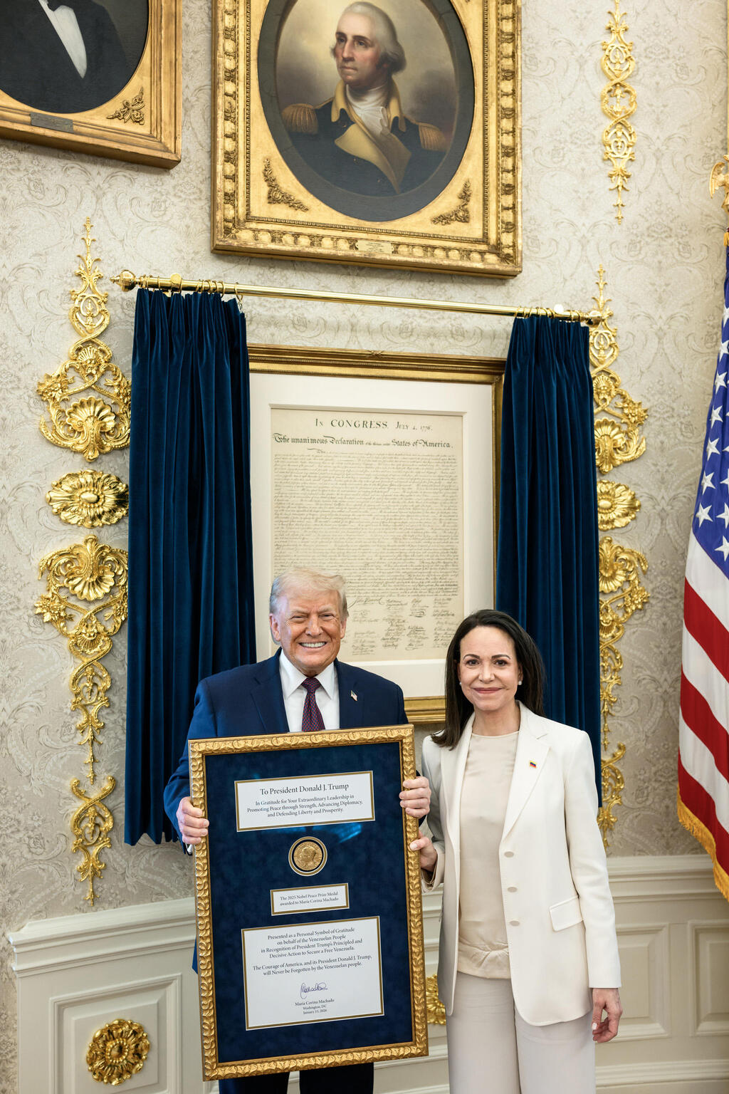 Venezuelan opposition leader Maria Corina Machado has presented the Nobel Peace Prize medal to US President Donald Trump (Photo: Daniel Torok/The White House via Getty Images) מנהיגת האופוזיציה בוונצואלה, מריה קורינה מצ'אדו, העניקה את מדליית פרס נובל לשלום לנשיא ארה"ב דונלד טראמפ