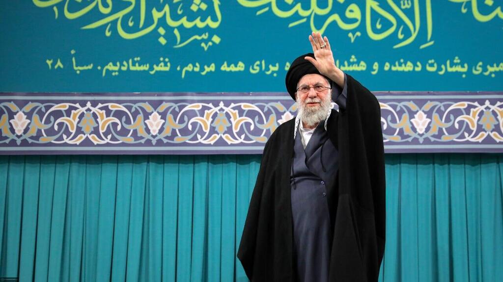 חמינאי נואם מול קהל באירוע