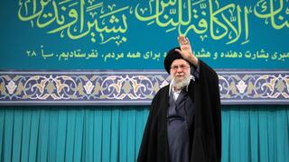 חמינאי נואם מול קהל באירוע