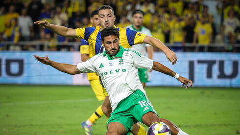 שחקן מכבי חיפה קני סייף מול שחקן מכבי ת"א אושר דוידה