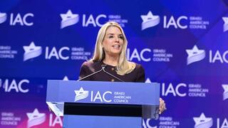 התובעת הכללית של ארה"ב פאם בונדי בכנס ה-IAC