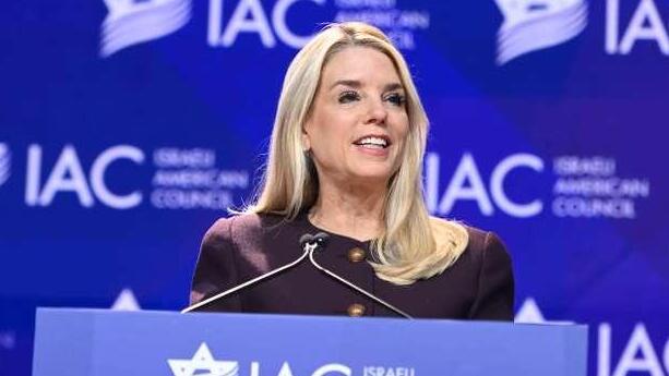 התובעת הכללית של ארה"ב פאם בונדי בכנס ה-IAC