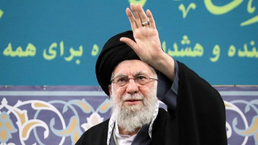 חמינאי נואם מול קהל באירוע