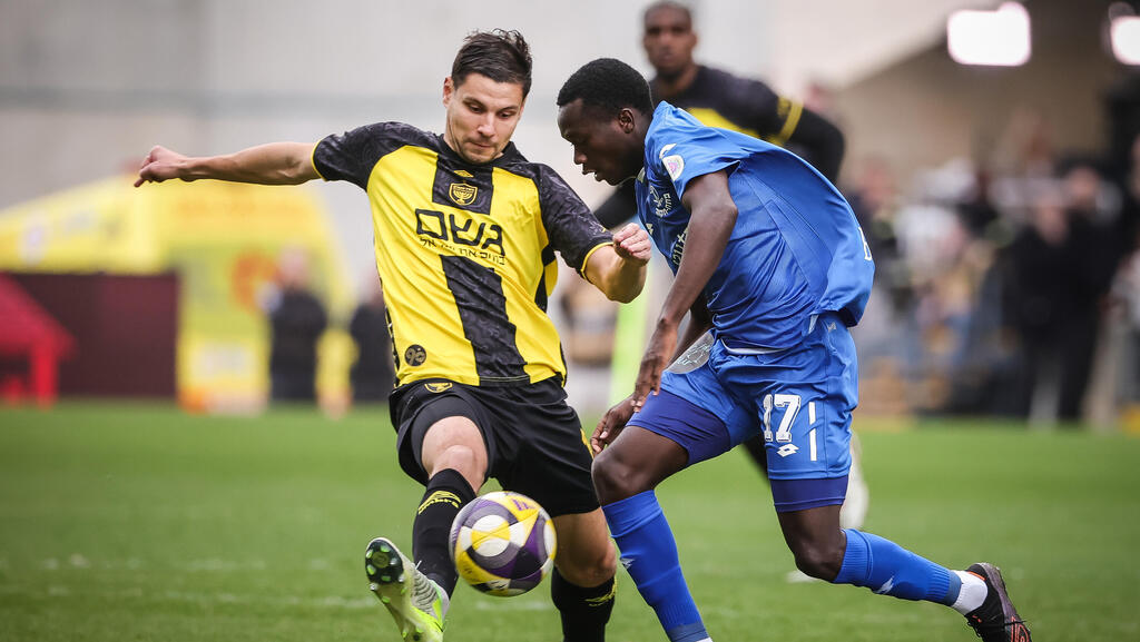 שחקן הפועל פ"ת צ'יפיוקה סונגה מול שחקן בית"ר ירושלים גריגורי מורוזוב