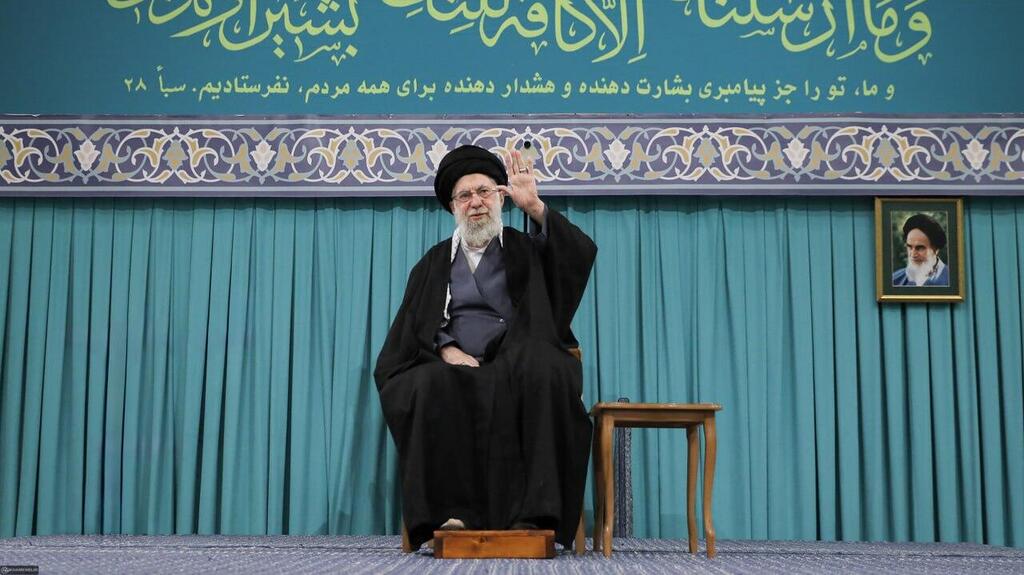 חמינאי נואם מול קהל באירוע