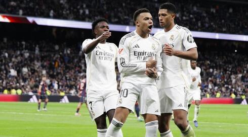 שחקני ריאל מדריד חוגגים עם קיליאן אמבפה