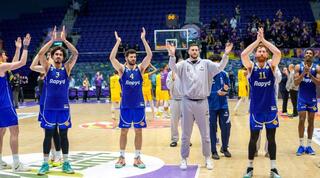 שחקני מכבי תל אביב חוגגים