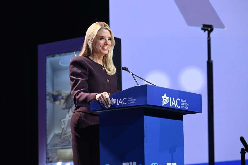 התובעת הכללית של ארה"ב פאם בונדי בכנס ה-IAC