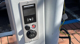 עמדת טעינה צמודה לפנס רחוב בשלבי הקמה ברחובות