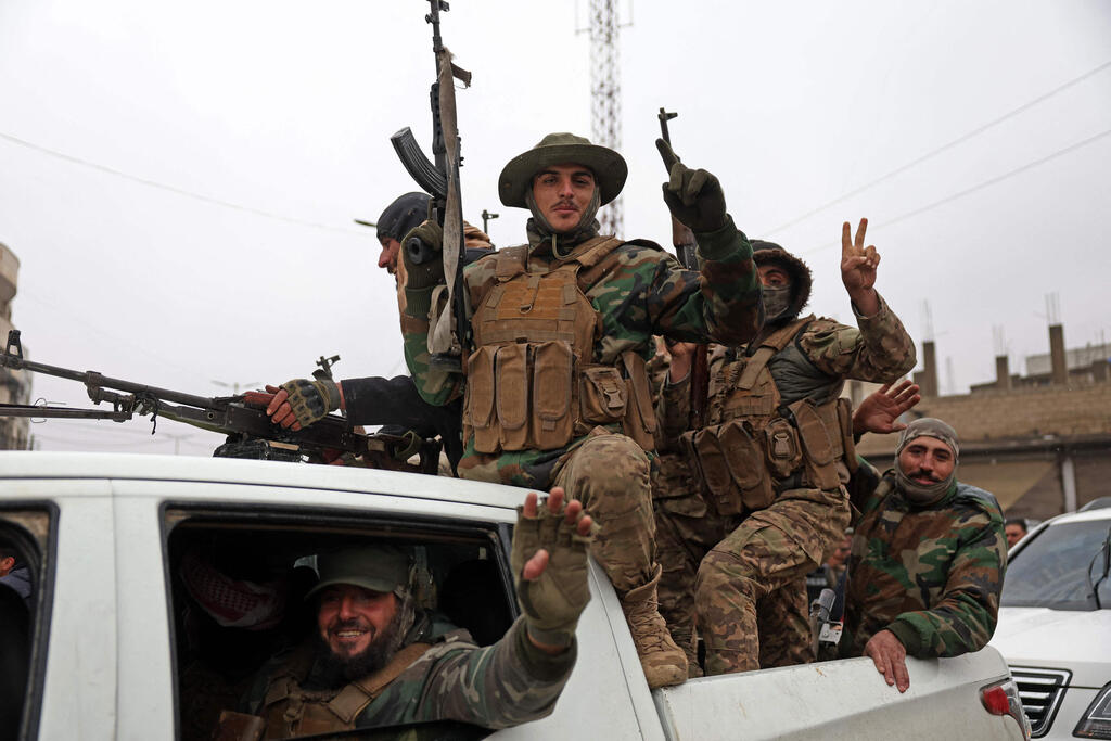 Forces loyal to Syrian President Ahmad al-Sharaa in Raqqa (Photo: OMAR HAJ KADOUR / Ludovic MARIN / POOL / AFP) לוחמי א-שרע צבא סוריה אחרי כיבוש א-טבקה שנכבש אזור א-רקה
