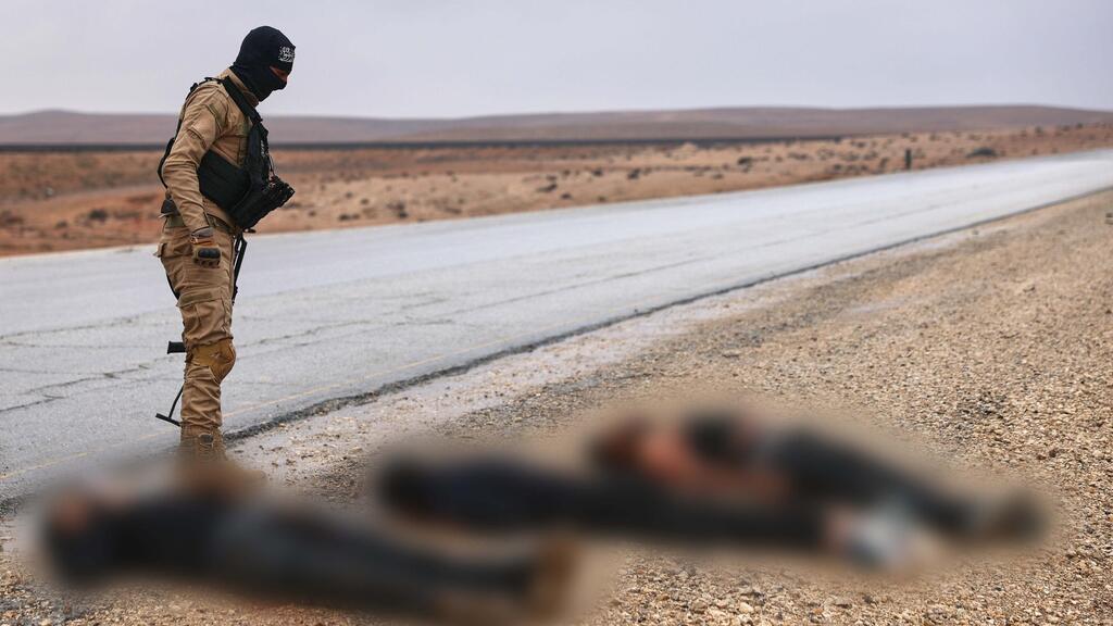 לוחם של משטר א-שרע צבא סוריה מעל גופות של לוחמים כורדים ב א-טבקה טבקה באזור א-רקה