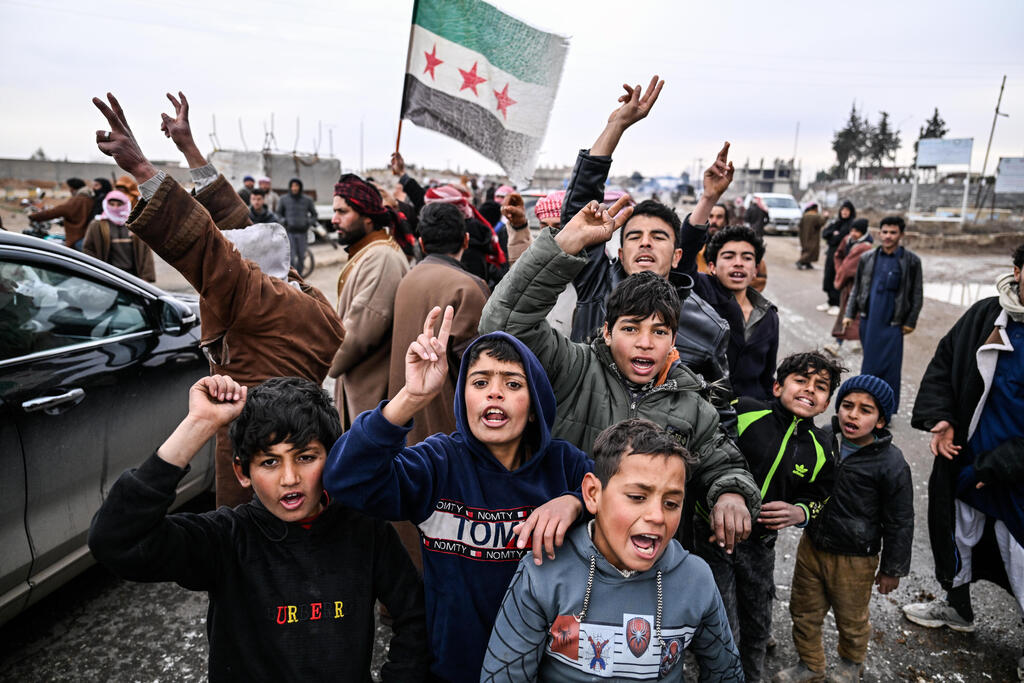 תושבים סורים בעיר מסקנה מזרחית לעיר חלב חוגגים את הגעת כוחות צבא סוריה א-שרע למקום אחרי נסיגת הכוחות של הכורדים כורדים מה SDF 17 בינואר