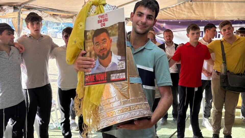 Torah scroll dedication for Ran Gvili and start of writing in memory of Samerano (Photo: Courtesy) אירוע הכנסת ספר תורה לזכר רן גואילי והתחלת כתיבת ספר התורה לזכר סמרנו