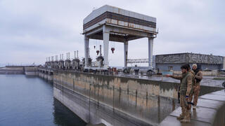 לוחמי א-שרע צבא סוריה ב סכר א-טבקה שנכבש אזור א-רקה