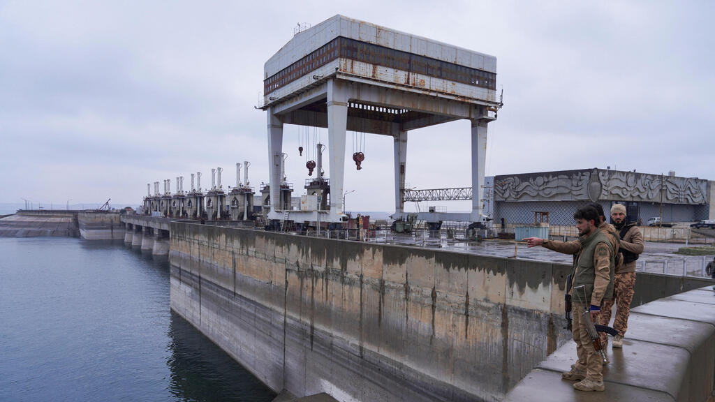 לוחמי א-שרע צבא סוריה ב סכר א-טבקה שנכבש אזור א-רקה