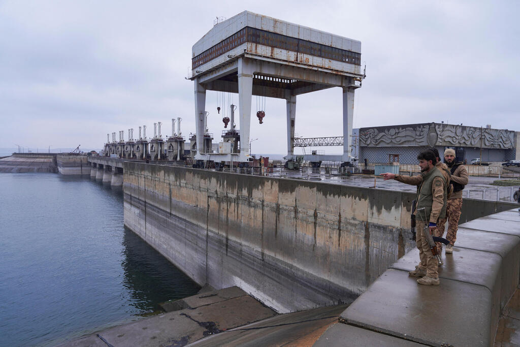 לוחמי א-שרע צבא סוריה ב סכר א-טבקה שנכבש אזור א-רקה
