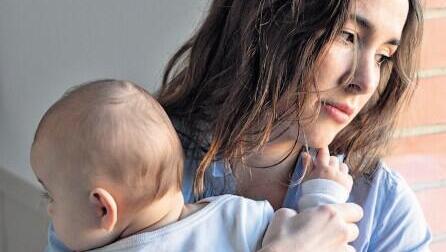 אמא מחבקת תינוק