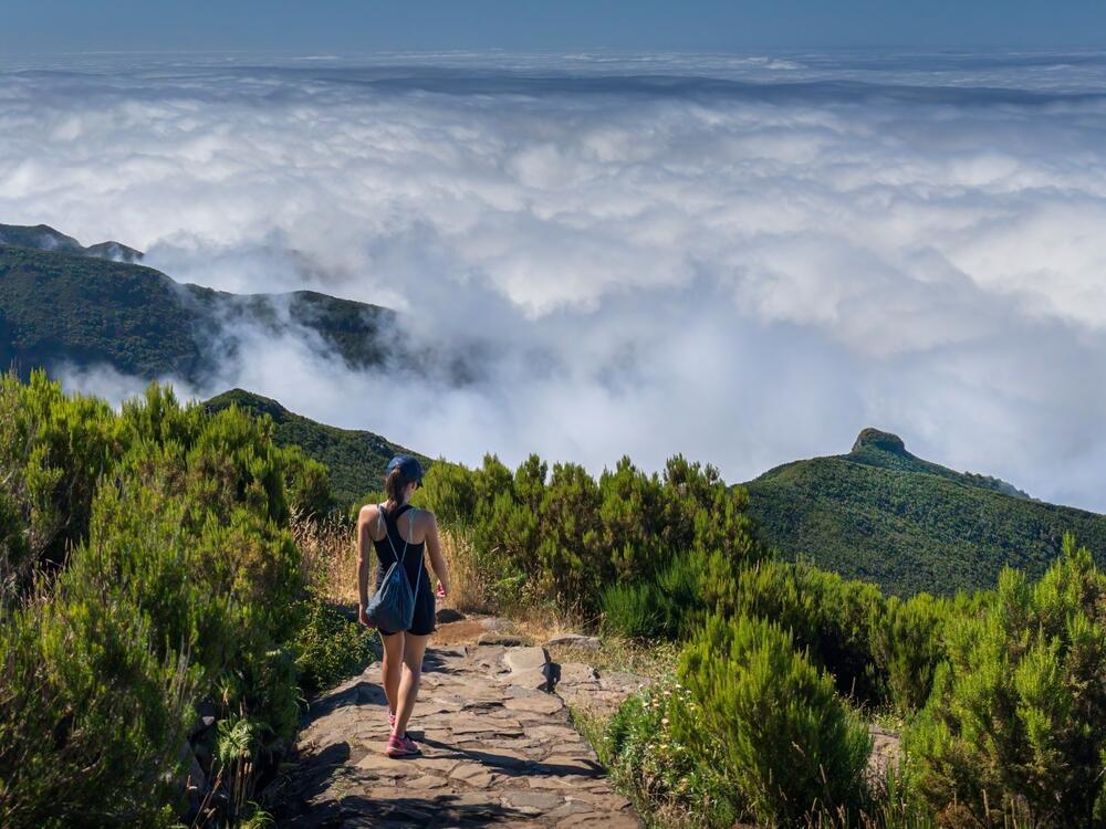 טרק מעל העננים