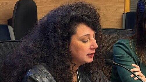 שי-לי עטרי שורדת הטבח בכפר עזה וקורבן אונס, מדברת בוועדה לקידום מעמד האישה בכנסת