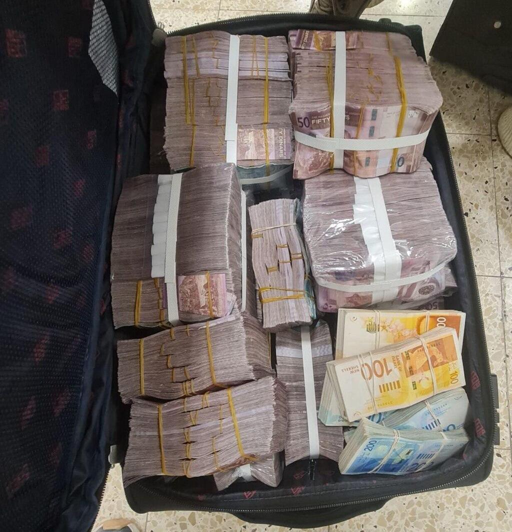 מזוודות הכסף ששני חשודים ניסו להבריח דרך מעבר אלנבי