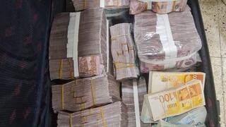 מזוודות הכסף ששני חשודים ניסו להבריח דרך מעבר אלנבי