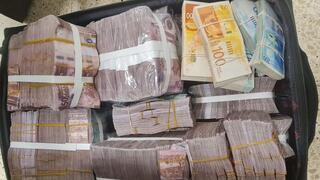 מזוודות הכסף ששני חשודים ניסו להבריח דרך מעבר אלנבי