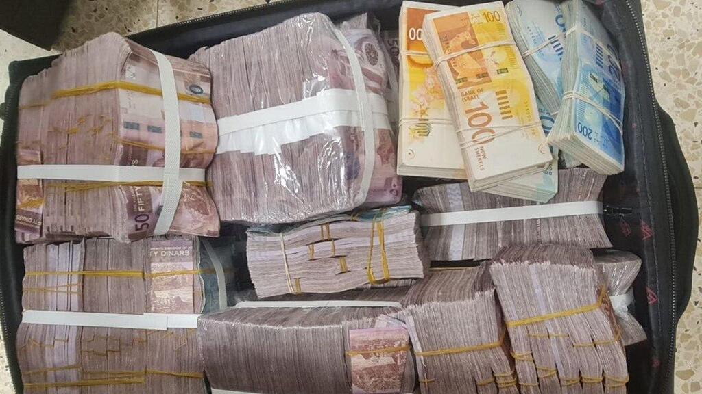 מזוודות הכסף ששני חשודים ניסו להבריח דרך מעבר אלנבי