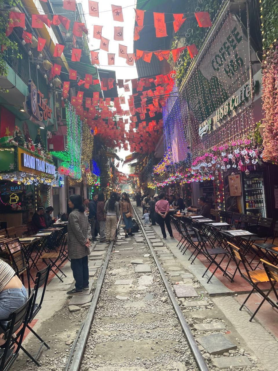 Train street in Hanoi (Photo: Nily Levin) רחוב הרכבת בהאנוי