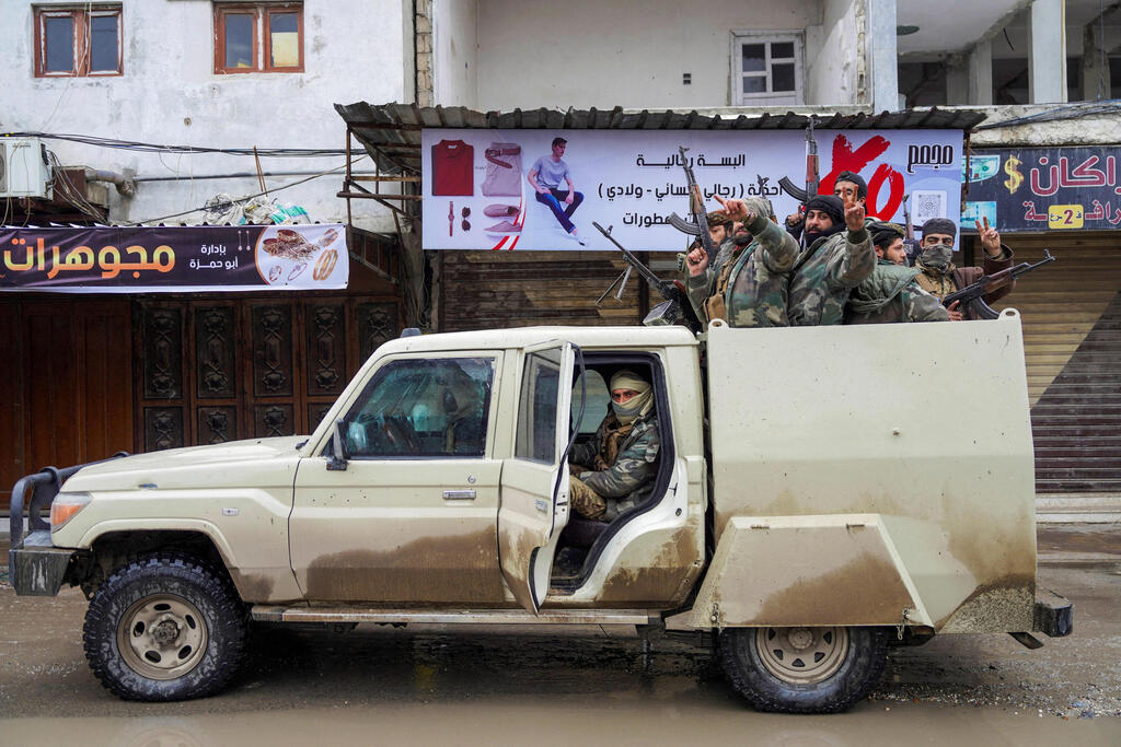 כוחות א-שרע צבא סוריה אחרי ההשתלטות על העיר א-טבקה טבקה ב אזור א-רקה