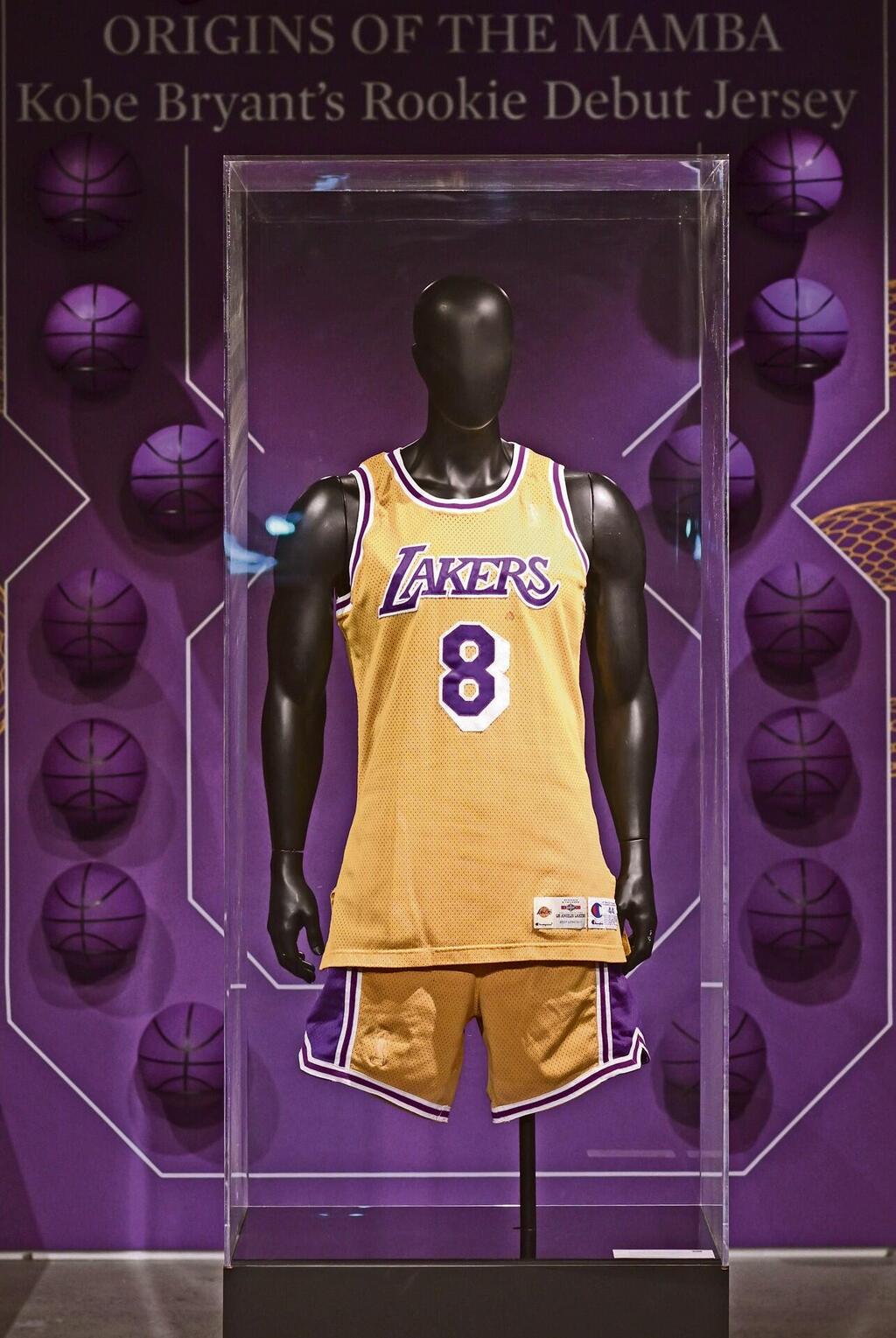 הגופייה שלבש קובי הרוקי בבכורה שלו בליגה במדי לוס אנג'לס לייקרס