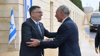 נשיא הונדורס נפגש עם שר החוץ גדעון סער בזמן ביקורו בישראל