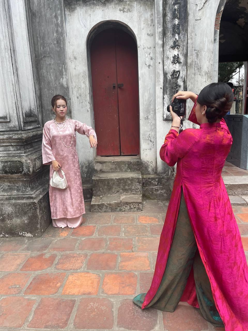 Women arrive fully equipped for photo shoots in Hanoi (Photo: Nily Levin) נשים מצטלמות לקראת השנה החדשה במקדש הספרות בהאנוי