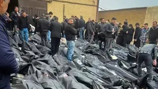 בני משפחות עוברים בין שקי גופות ב טהרן אחרי דיכוי המחאה מחאה מחאות שם