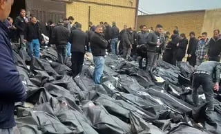 בני משפחות עוברים בין שקי גופות ב טהרן אחרי דיכוי המחאה מחאה מחאות שם