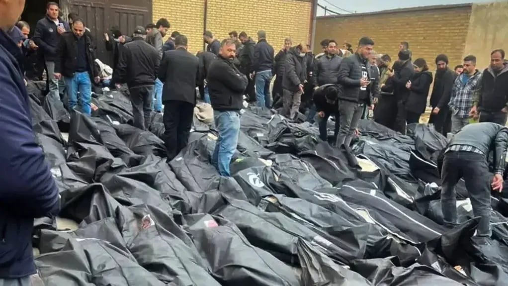 בני משפחות עוברים בין שקי גופות ב טהרן אחרי דיכוי המחאה מחאה מחאות שם