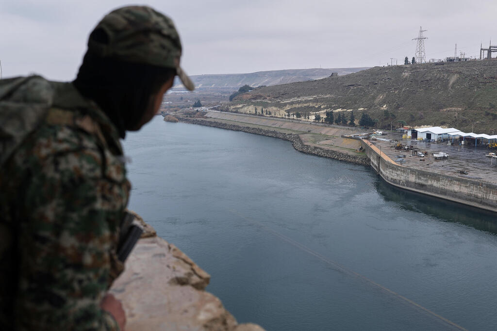 לוחמי א-שרע צבא סוריה ב סכר א-טבקה שנכבש אזור א-רקה