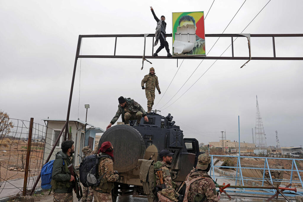 לוחמים של משטר א-שרע צבא סוריה  קורעים ב א-טבקה את דיוקנו של המנהיג הכורדי הכלוא (בטורקיה) עבדאללה אוצ'לאן