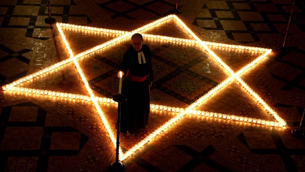 Photo: REUTERS/Lee Smith טקס יום השואה בכנסייה ביורק