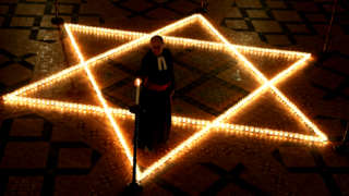 טקס יום השואה בכנסייה ביורק