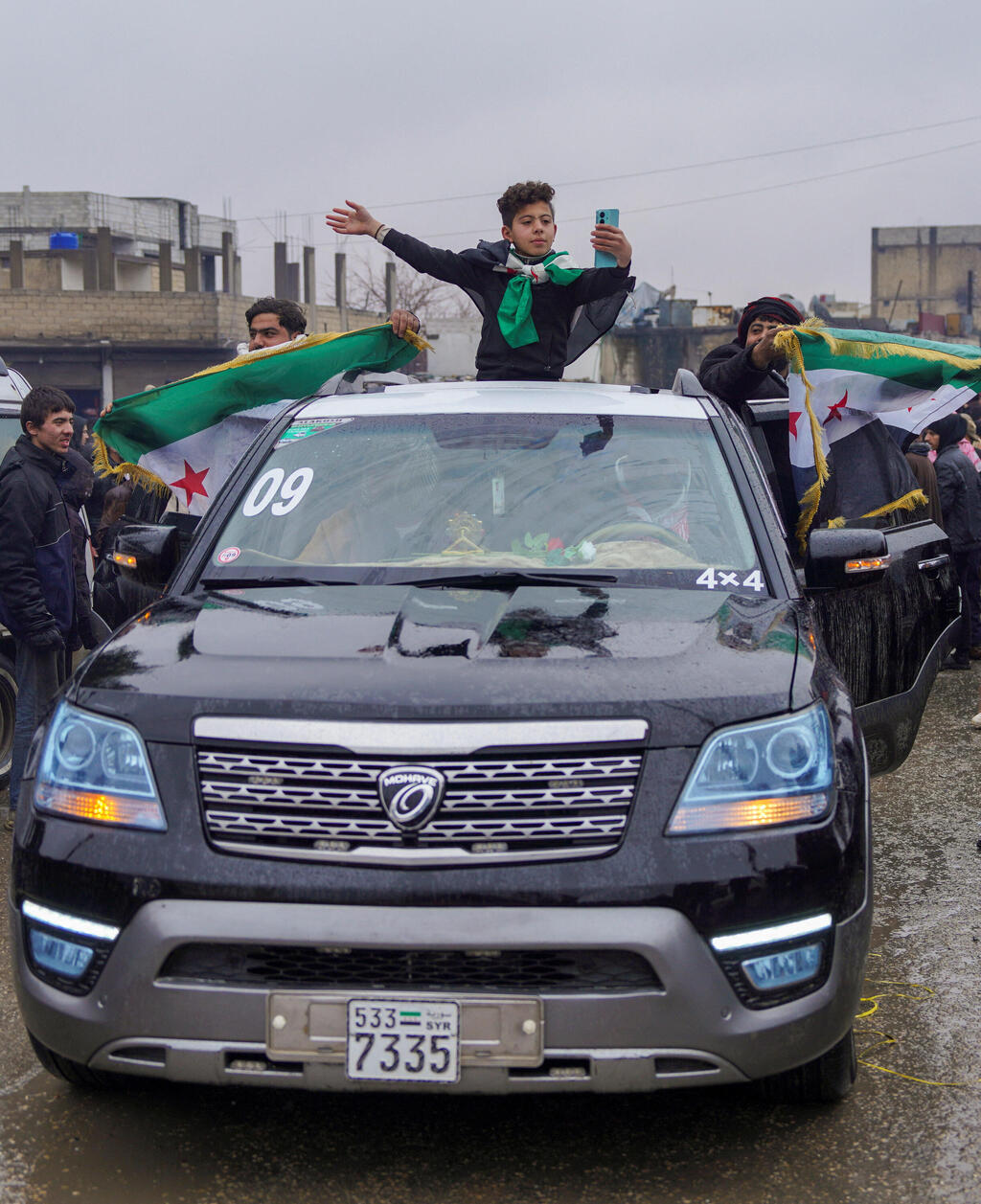 חוגגים את השתלטות כוחות א-שרע צבא סוריה על העיר א-טבקה טבקה ב אזור א-רקה