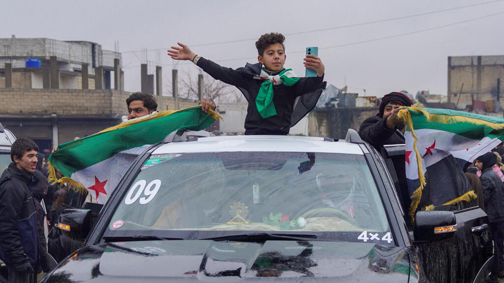 חוגגים את השתלטות כוחות א-שרע צבא סוריה על העיר א-טבקה טבקה ב אזור א-רקה