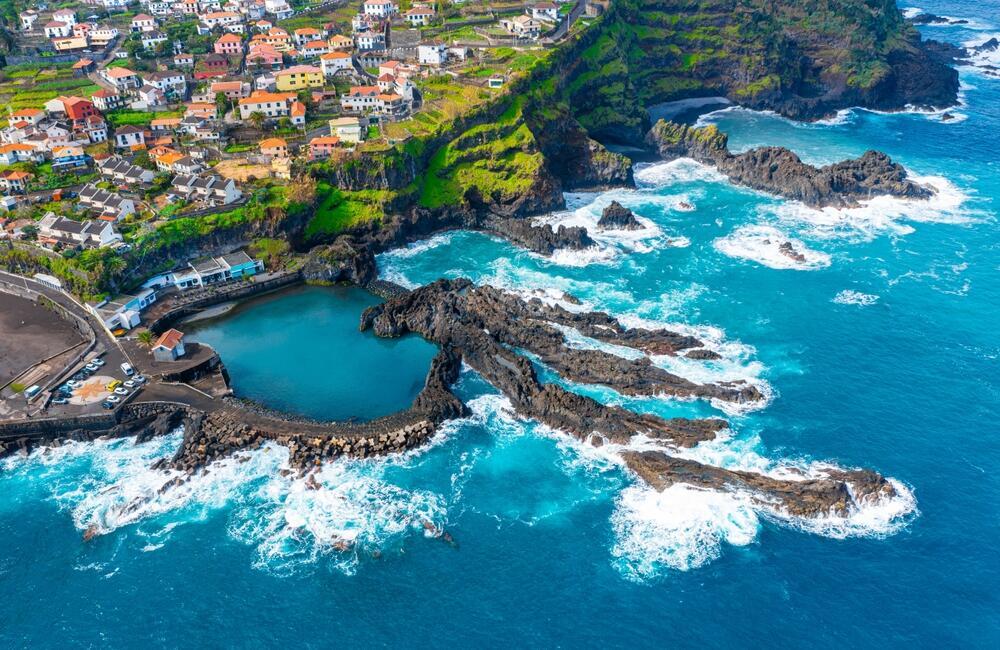 The picturesque village of Seixal (Photo: proslgn / shutterstock) הכפר הציורי סיישאל