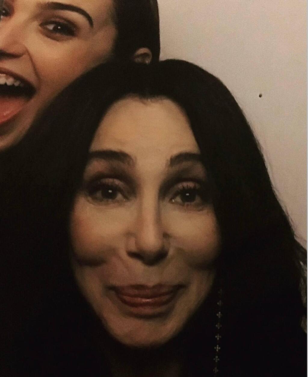 גל גדות והזמרת שר בשנת 2016