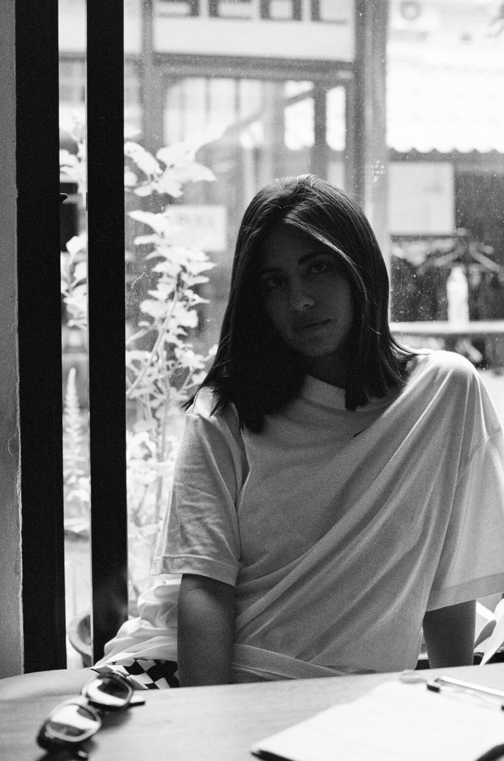 Her sister, Ofek אופק שלום צלמת אחות פיתוח גוף