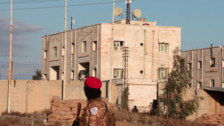 סוריה כוחות משטר אחמד א שרע מתפרסים ליד כלא ב א רקה