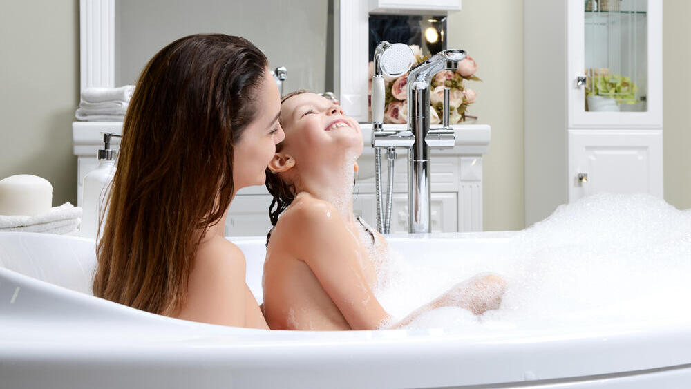 אם ובתה מתקלחות