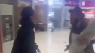 גילוי אנטישמיות כלפי רב שאוחז בספר תורה בשדה התעופה שארל דה גול בפריז