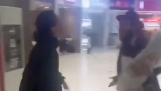 גילוי אנטישמיות כלפי רב שאוחז בספר תורה בשדה התעופה שארל דה גול בפריז