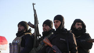 סוריה כוחות משטר אחמד א שרע מתפרסים ליד כלא אל אקטן ב א רקה